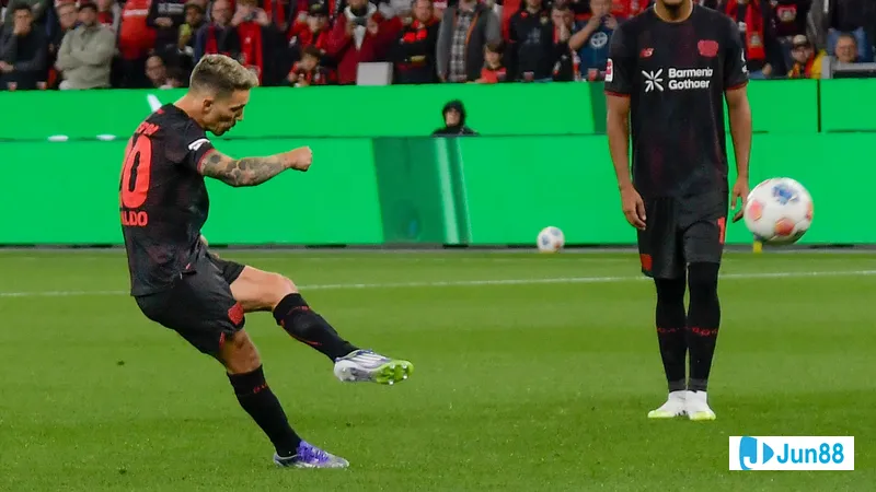 Cầu thủ Bayer Leverkusen chạy nhanh với bóng trước sự áp đảo của hậu vệ PSV Cầu thủ Bayer Leverkusen chạy nhanh với bóng trước sự áp đảo của hậu vệ PSV