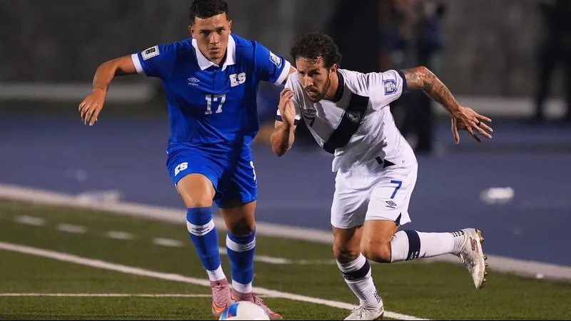 Cầu thủ El Salvador vượt qua cầu thủ Guatemala bằng kỹ thuật đi bóng tinh tế