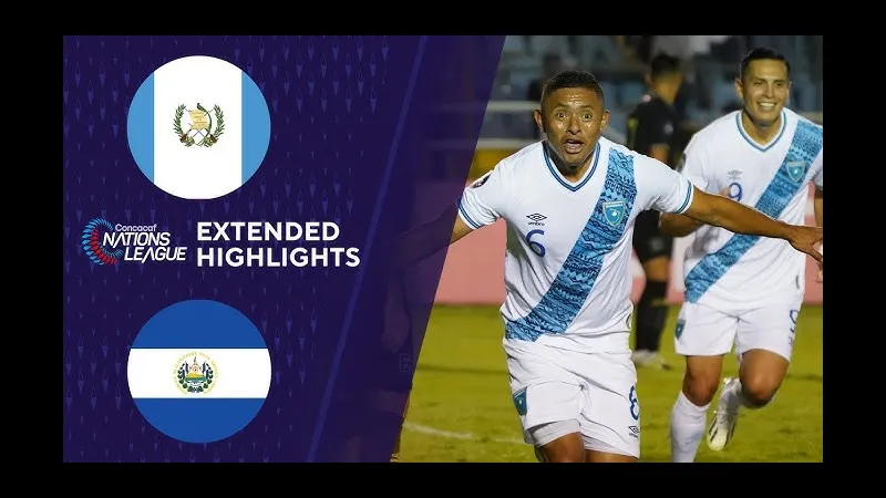 Cầu thủ El Salvador với quả đá chính xác vào lưới Guatemala