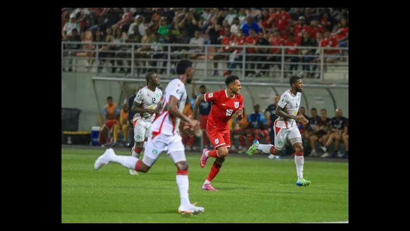 Cầu thủ Panama dùng kỹ thuật chuyền bóng qua hàng phòng ngự Suriname Cầu thủ Panama dùng kỹ thuật chuyền bóng qua hàng phòng ngự Suriname