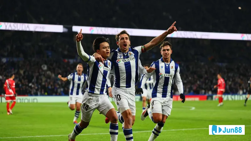 Cầu thủ Real Sociedad vượt qua Rayo Vallecano với bóng trên sân cỏ Cầu thủ Real Sociedad vượt qua Rayo Vallecano với bóng trên sân cỏ