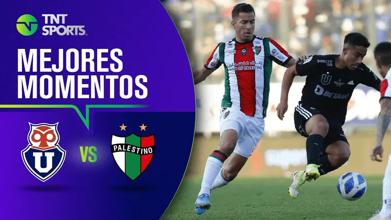 Cầu thủ của U De Chile và Palestino tranh chấp quả bóng trên sân cỏ Cầu thủ của U De Chile và Palestino tranh chấp quả bóng trên sân cỏ