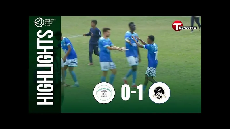 Cầu thủ của Arambagh và Bangladesh Police tranh chấp bóng trên sân cỏ