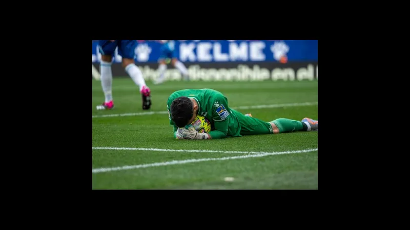 Cầu thủ Baleares chạy với tốc độ nhanh trước sự áp đảo của cầu thủ Espanyol Cầu thủ Baleares chạy với tốc độ nhanh trước sự áp đảo của cầu thủ Espanyol