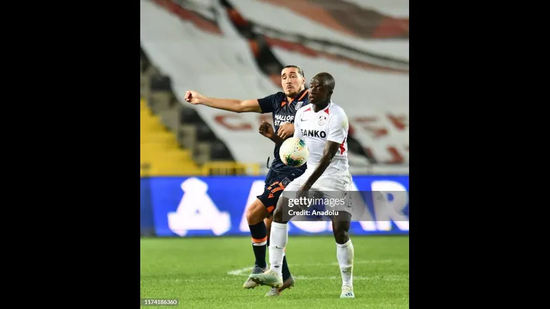 Cầu thủ của Basaksehir đang tấn công Gaziantep trong trận đấu Cầu thủ của Basaksehir đang tấn công Gaziantep trong trận đấu