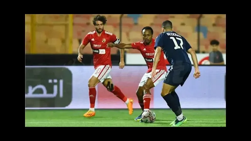 Cầu thủ của Ceramica Clepatra đang tìm cách chống lại áp lực từ cầu thủ Al Ahly