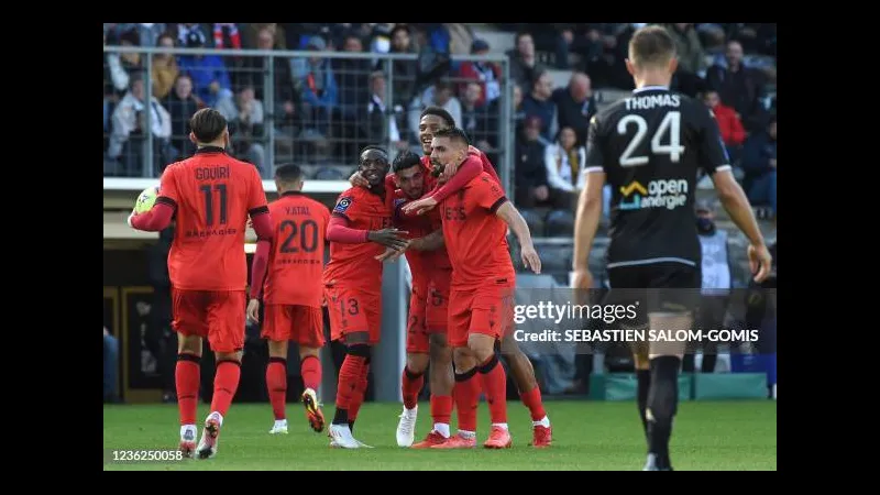 Cầu thủ của Nice với sự quyết tâm chặt chẽ giữ bóng trước sự ép sát từ hậu vệ của Angers Cầu thủ của Nice với sự quyết tâm chặt chẽ giữ bóng trước sự ép sát từ hậu vệ của Angers