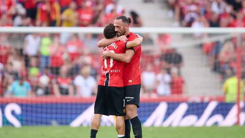 Cầu thủ của Real Oviedo cố gắng ngăn chặn sự tấn công của cầu thủ Mallorca trong trận đấu…