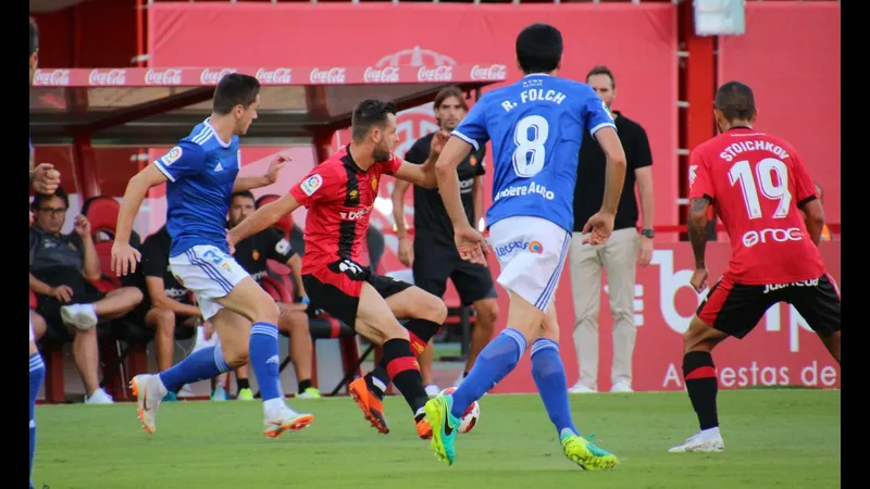 Cầu thủ của Real Oviedo chạy nhanh để tạo khoảng trống trước hàng phòng ngự của Mallorca