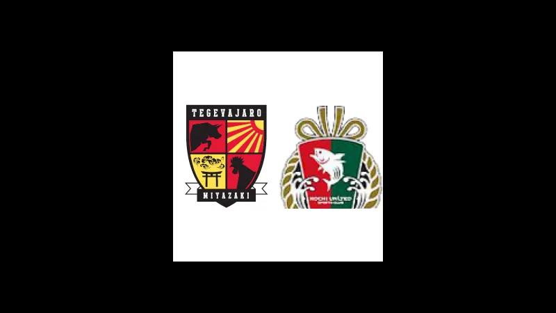 Cầu thủ của Tegevajaro Miyazaki vượt qua hậu vệ của Kagoshima Utd trong trận đấu