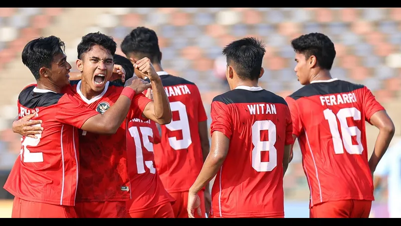 Cầu thủ U22 Indonesia với sự quyết tâm vượt qua cầu thủ U22 Myanmar trên sân cỏ