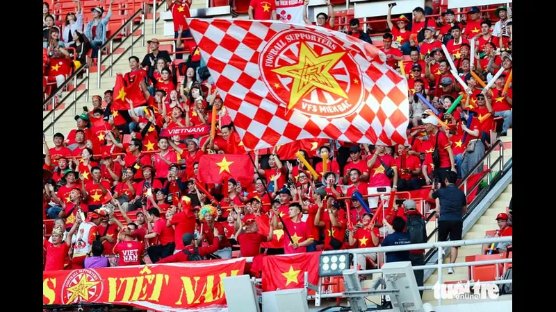 Cầu thủ U22 Việt Nam chạy nhanh với bóng trước sự truy đuổi của cầu thủ U22 Thái Lan Cầu thủ U22 Việt Nam chạy nhanh với bóng trước sự truy đuổi của cầu thủ U22 Thái Lan