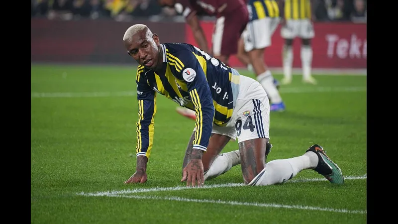 Cầu thủ FCSB và Fenerbahce tranh chấp bóng trên sân cỏ - Thông tin lực Cầu thủ FCSB và Fenerbahce tranh chấp bóng trên sân cỏ - Thông tin lực