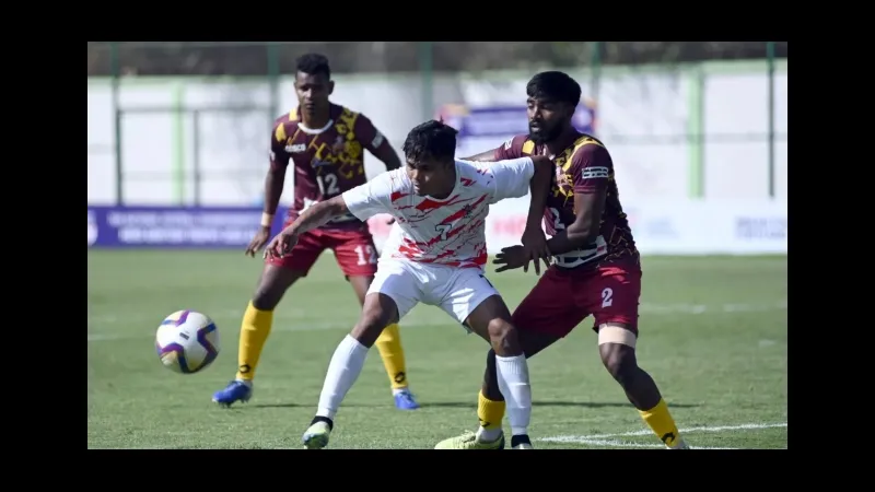 Cầu thủ Meghalaya vượt qua cầu thủ Services trong pha tranh chấp bóng Cầu thủ Meghalaya vượt qua cầu thủ Services trong pha tranh chấp bóng