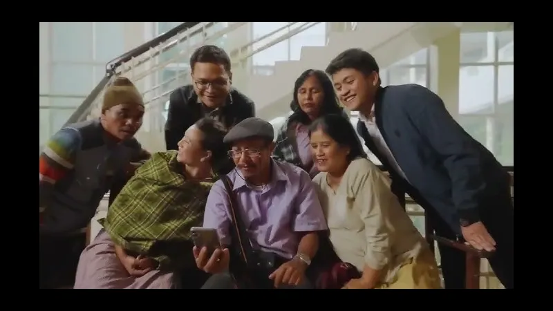 Cầu thủ Meghalaya và Services tranh chấp bóng trên sân Cầu thủ Meghalaya và Services tranh chấp bóng trên sân