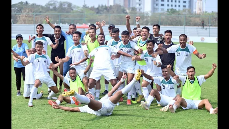 Cầu thủ Meghalaya và Services tranh chấp bóng trên sân - Phân tích chiến Cầu thủ Meghalaya và Services tranh chấp bóng trên sân - Phân tích chiến