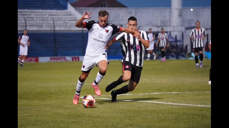 Cầu thủ đội Paysandu đang tung cú đá mạnh vào khung thành đối phương