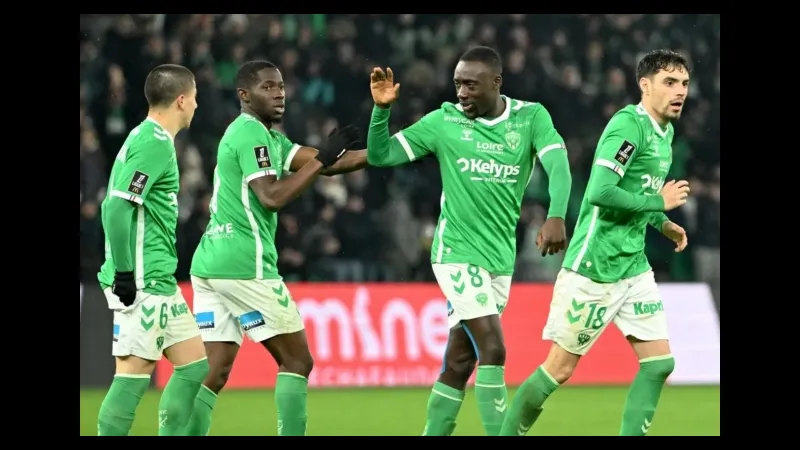 Cầu thủ đội Stade de Reims và Saint đang tranh chấp quả bóng