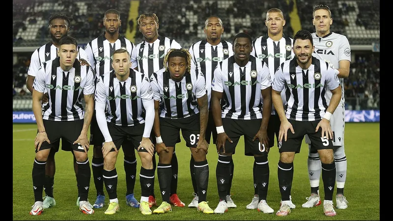 Cầu thủ Udinese chuyền bóng với sự tấn công quyết liệt từ Verona Cầu thủ Udinese chuyền bóng với sự tấn công quyết liệt từ Verona