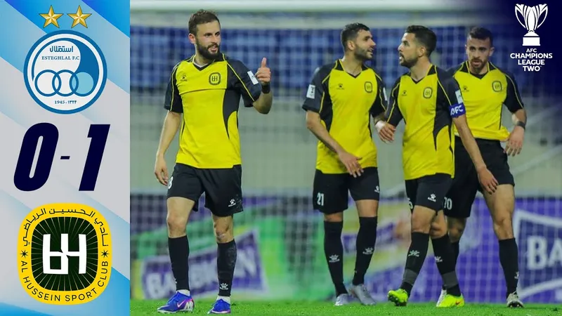 Cầu thủ Al Hussein và Esteghlal đang tranh chấp quả bóng trên sân cỏ