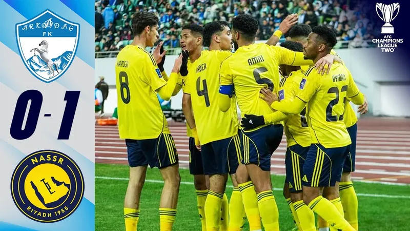 Cầu thủ Al Nassr và Arkadag tranh chấp bóng trên sân
