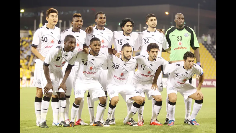 Cầu thủ Al Sadd và Al Ittihad tranh bóng quyết liệt trên sân