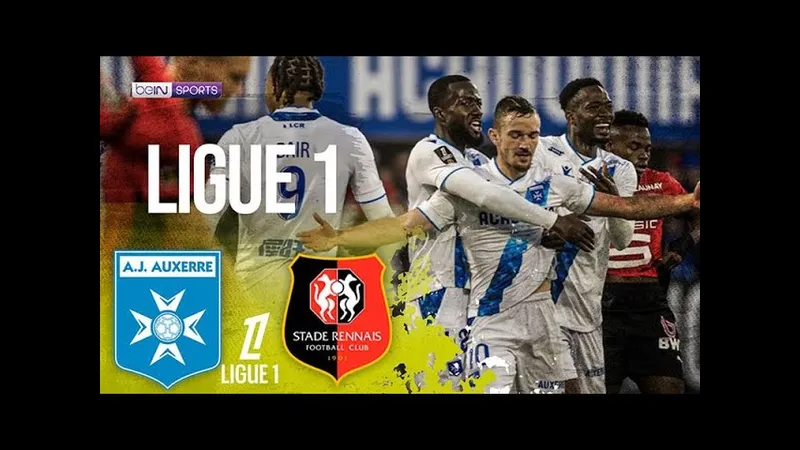 Cầu thủ Auxerre và Rennes tranh chấp quả bóng trên sân cỏ Cầu thủ Auxerre và Rennes tranh chấp quả bóng trên sân cỏ