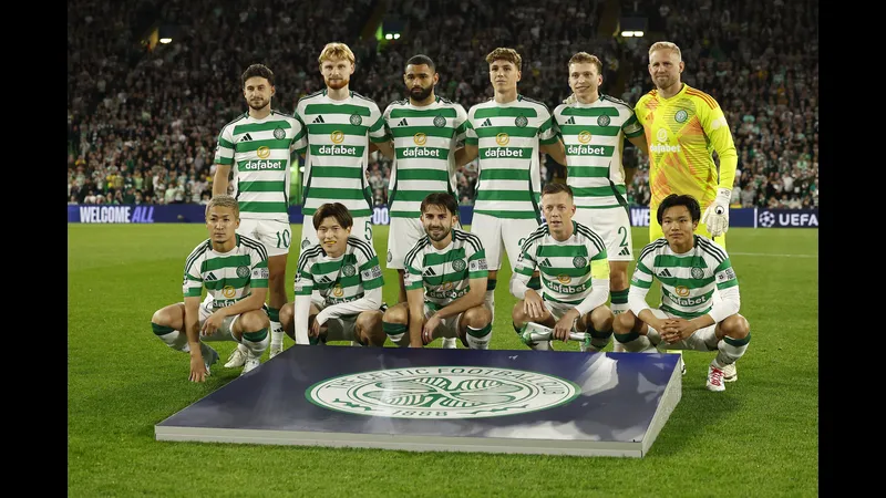Cầu thủ Celtic đang tung cú sút mạnh mẽ vào khung thành của Stuttgart Cầu thủ Celtic đang tung cú sút mạnh mẽ vào khung thành của Stuttgart