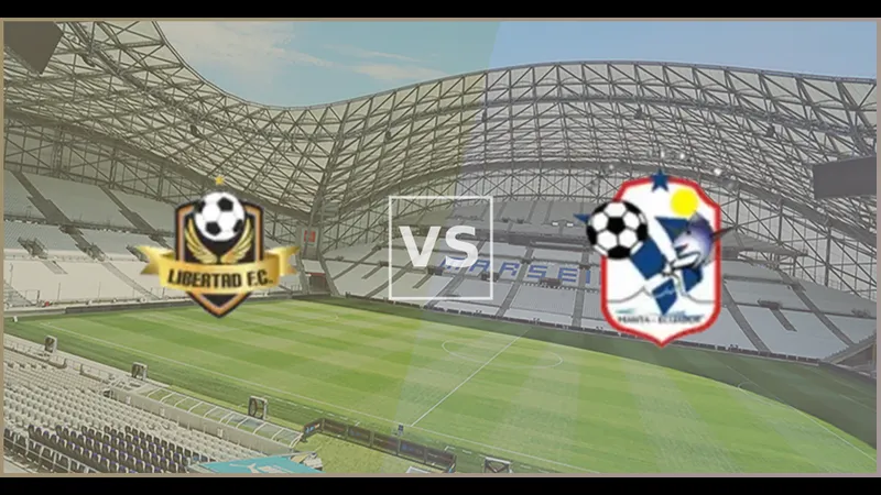 Cầu thủ Libertad và Manta tranh chấp quả bóng trên sân Cầu thủ Libertad và Manta tranh chấp quả bóng trên sân