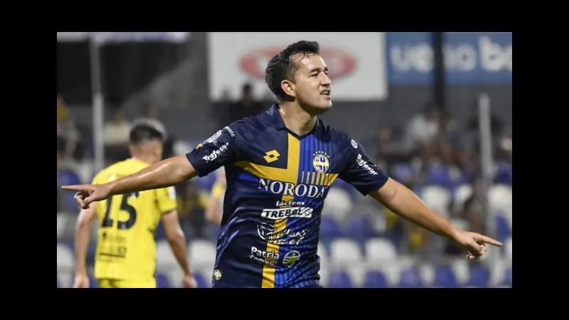 Cầu thủ San Lorenzo và Sportivo Trinidense đấu tranh gay gắt trên sân cỏ Cầu thủ San Lorenzo và Sportivo Trinidense đấu tranh gay gắt trên sân cỏ