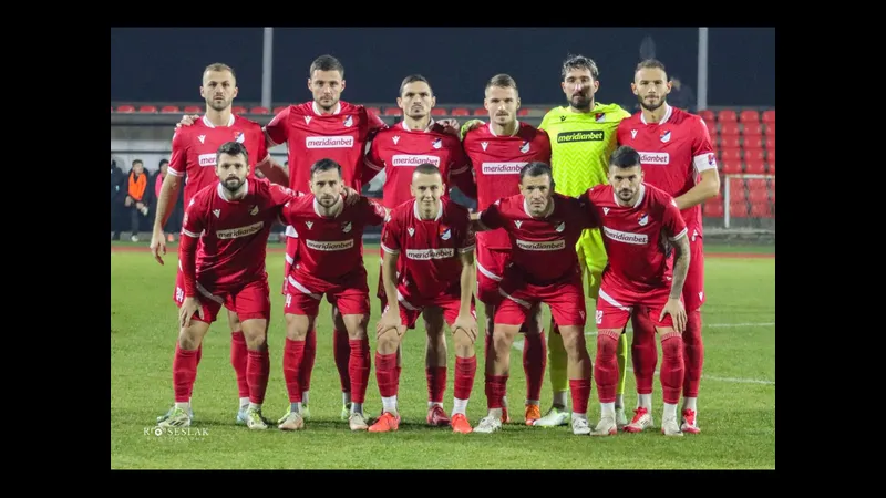 Cầu thủ Sloga Doboj và Tekstilac tranh chấp bóng trên sân Cầu thủ Sloga Doboj và Tekstilac tranh chấp bóng trên sân