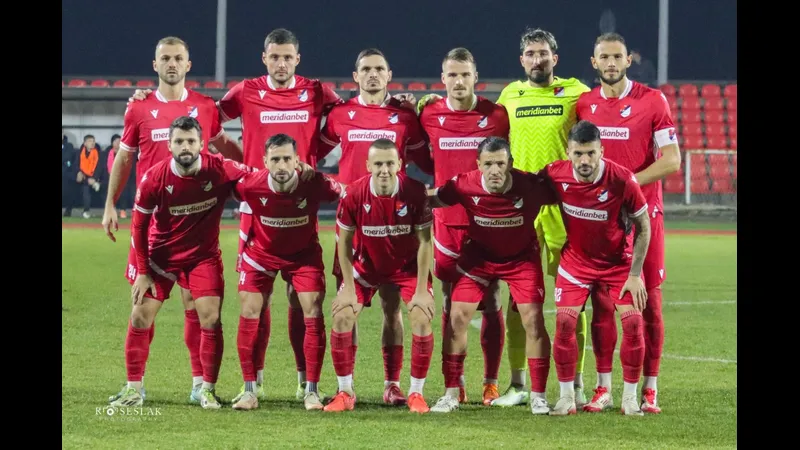 Cầu thủ của Sloga Doboj và Tekstilac tranh chấp trên sân Cầu thủ của Sloga Doboj và Tekstilac tranh chấp trên sân